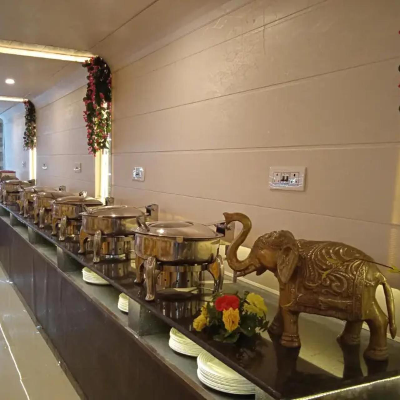 New Kumar Hotel & Banquet Лакхнау Екстер'єр фото